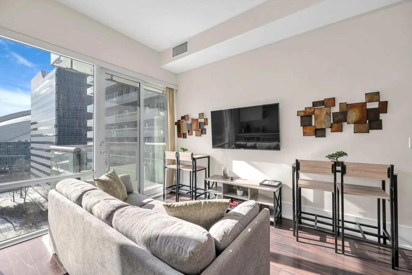 Cn Tower View 2 Bed Home Near Rogers Centre, Scotiabank, Mtcc Toronto