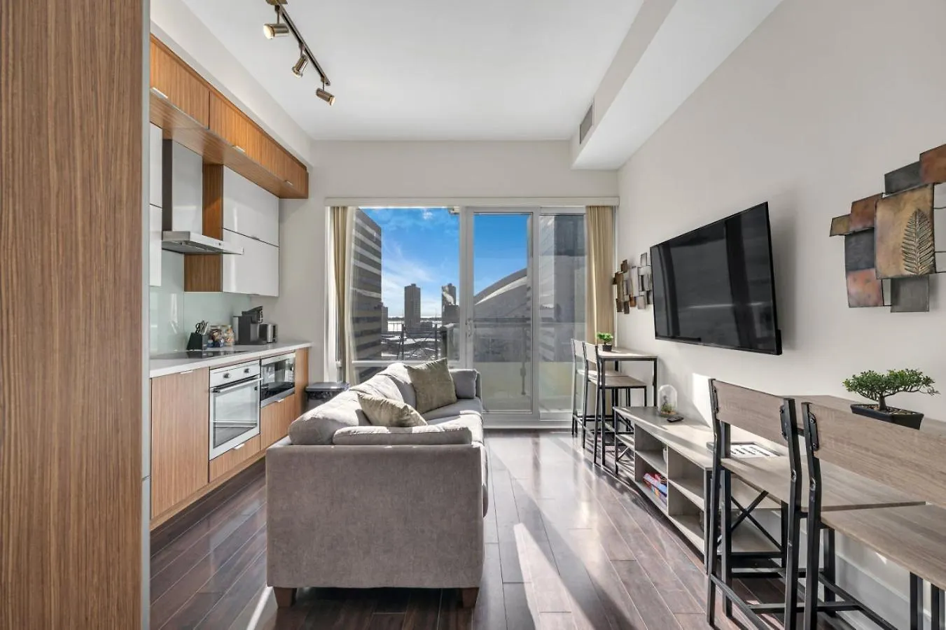 Cn Tower View 2 Bed Home Near Rogers Centre, Scotiabank, Mtcc Toronto 0*,