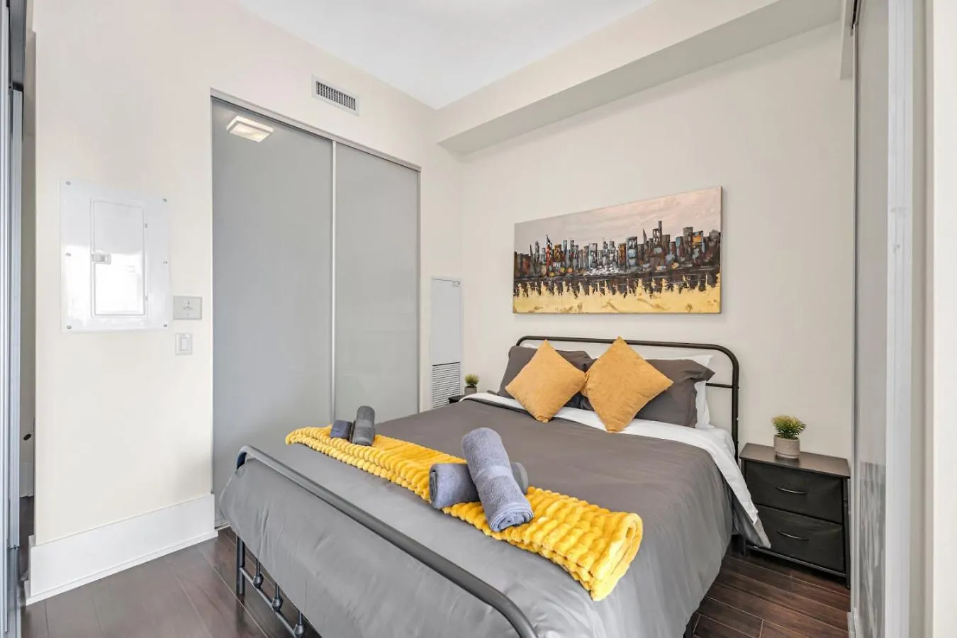 Cn Tower View 2 Bed Home Near Rogers Centre, Scotiabank, Mtcc Toronto Holiday home
