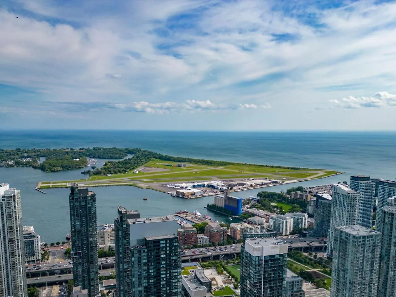Holiday home Cn Tower View 2 Bed Home Near Rogers Centre, Scotiabank, Mtcc Toronto Canada