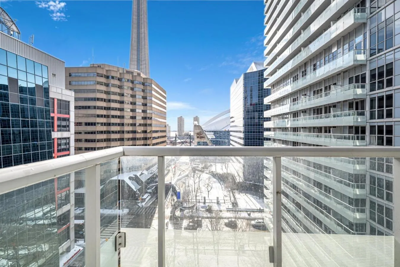Cn Tower View 2 Bed Home Near Rogers Centre, Scotiabank, Mtcc Toronto