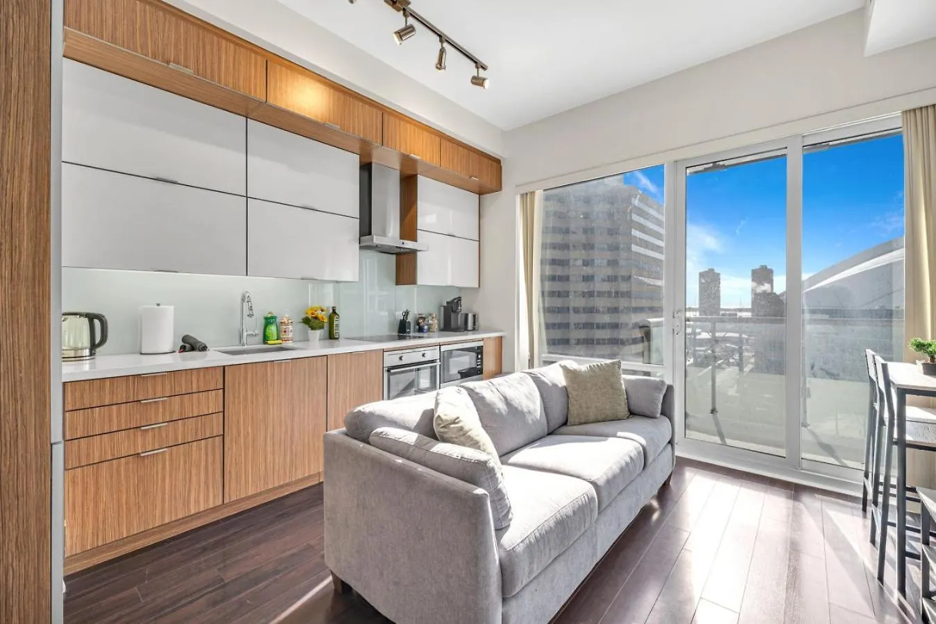 Cn Tower View 2 Bed Home Near Rogers Centre, Scotiabank, Mtcc Toronto 0*,