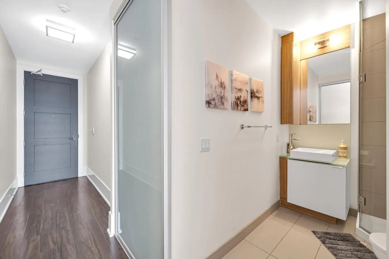 Cn Tower View 2 Bed Home Near Rogers Centre, Scotiabank, Mtcc Toronto Canada