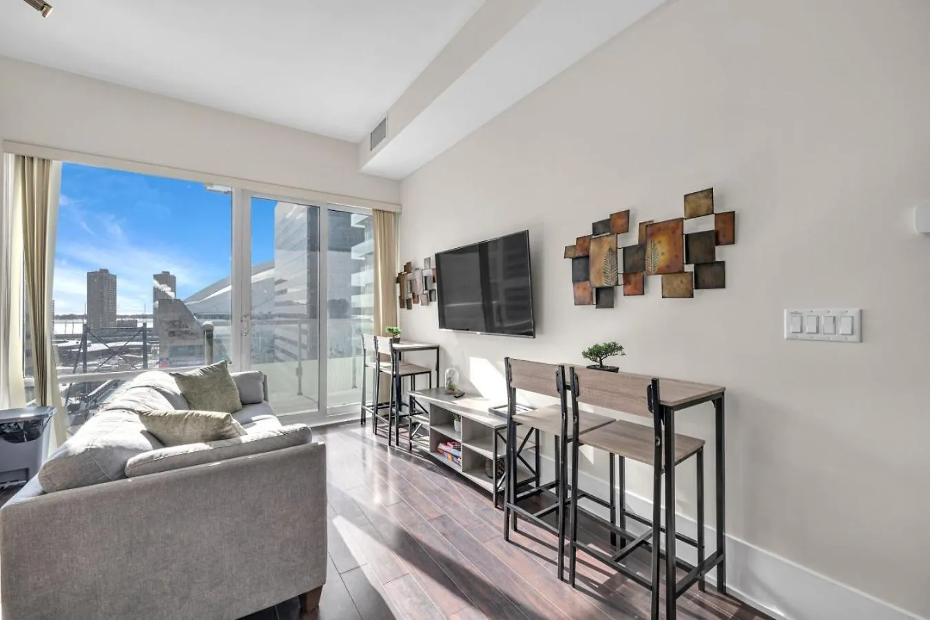 Cn Tower View 2 Bed Home Near Rogers Centre, Scotiabank, Mtcc Toronto