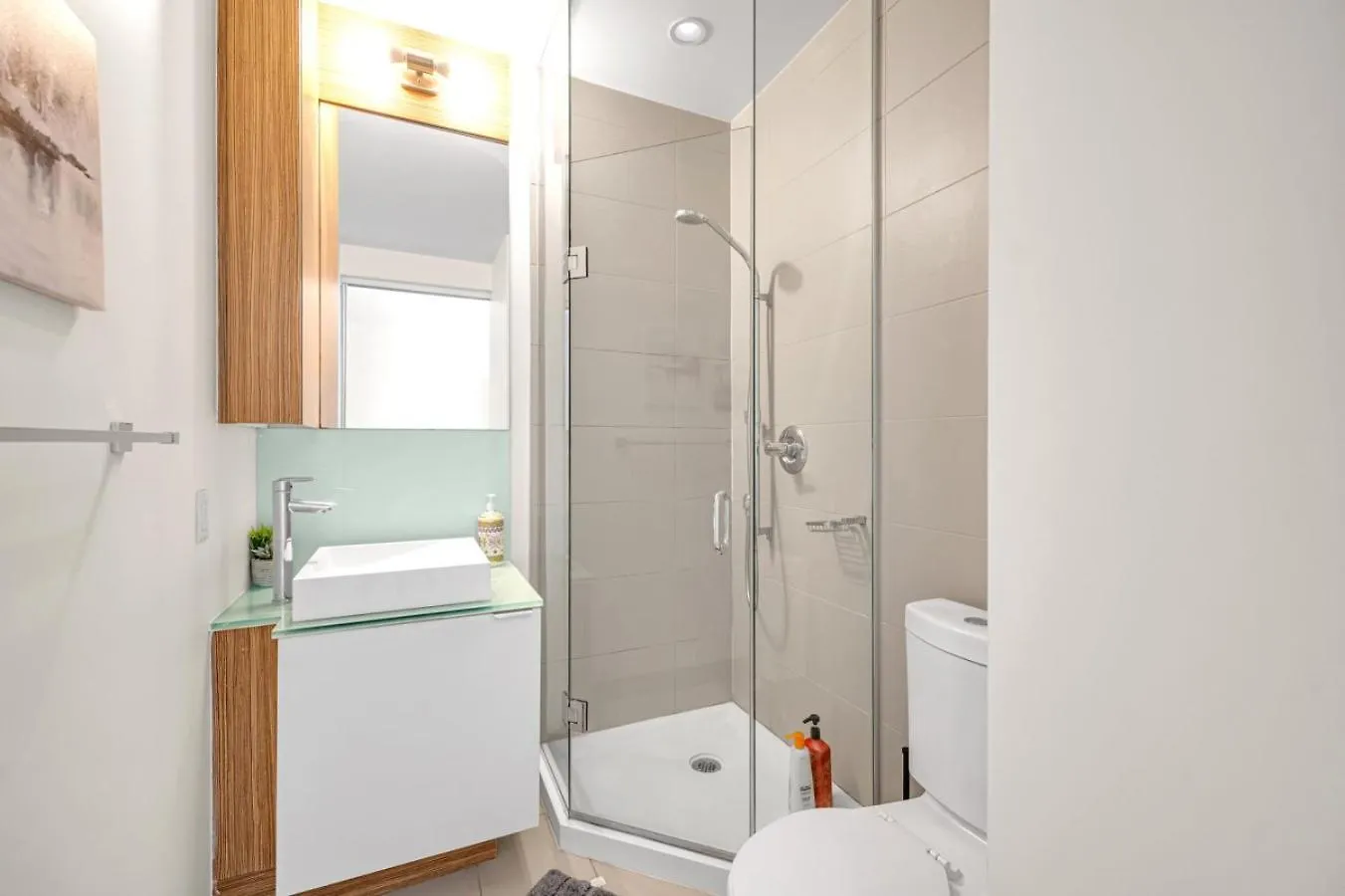 Cn Tower View 2 Bed Home Near Rogers Centre, Scotiabank, Mtcc Toronto