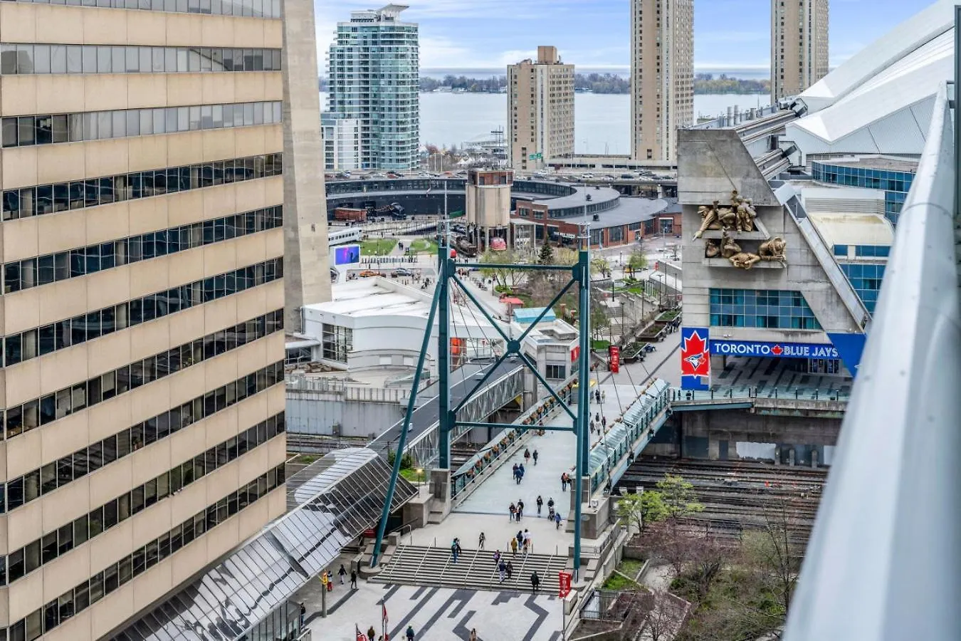 Cn Tower View 2 Bed Home Near Rogers Centre, Scotiabank, Mtcc Toronto 0*,